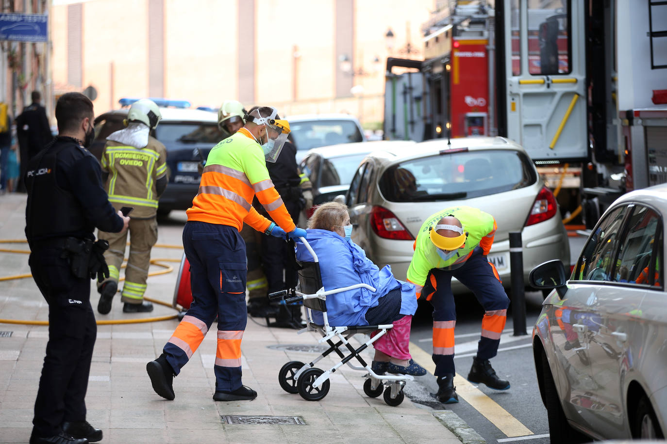 Dos personas tuvieron que ser trasladadas este domingo al HUCA a consecuencia de un incendio que se declaró en un bloque de viviendas en la calle Teodoro Cuesta de Ciudad Naranco.