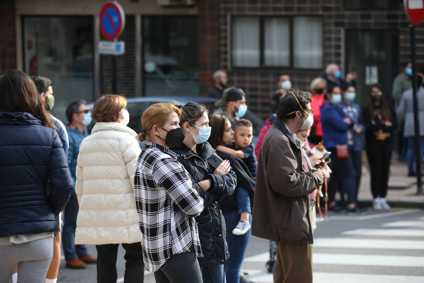 Dos personas tuvieron que ser trasladadas este domingo al HUCA a consecuencia de un incendio que se declaró en un bloque de viviendas en la calle Teodoro Cuesta de Ciudad Naranco.