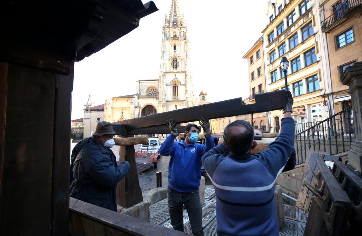 Los miembros de la agrupación valdesotina Como yera antes, ayer, durante el montaje del belén. 
