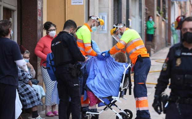 Una de las mujeres atendidas por los servicios de emergencia.