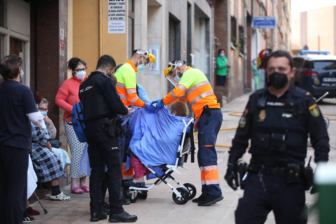 Dos personas tuvieron que ser trasladadas este domingo al HUCA a consecuencia de un incendio que se declaró en un bloque de viviendas en la calle Teodoro Cuesta de Ciudad Naranco.