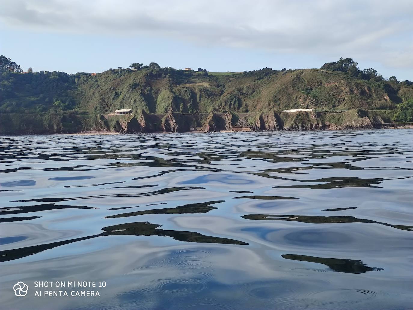 Estas cien imágenes son una selección de las fotografías captadas por los asturianos a lo largo de este año y que optaron a formar parte del calendario 'Escenas de Asturias', el concurso convocado por EL COMERCIO con el patrocinio del grupo El Gaitero. 