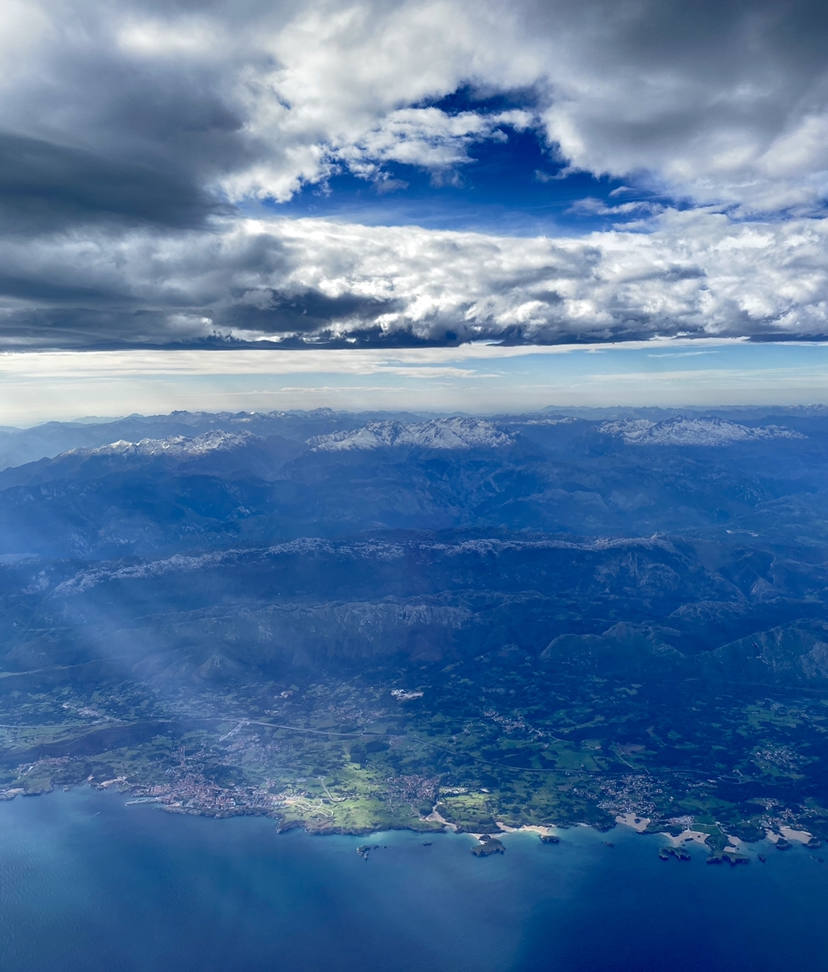 Estas cien imágenes son una selección de las fotografías captadas por los asturianos a lo largo de este año y que optaron a formar parte del calendario 'Escenas de Asturias', el concurso convocado por EL COMERCIO con el patrocinio del grupo El Gaitero. 