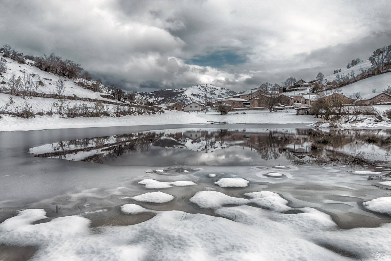 Estas cien imágenes son una selección de las fotografías captadas por los asturianos a lo largo de este año y que optaron a formar parte del calendario 'Escenas de Asturias', el concurso convocado por EL COMERCIO con el patrocinio del grupo El Gaitero. 