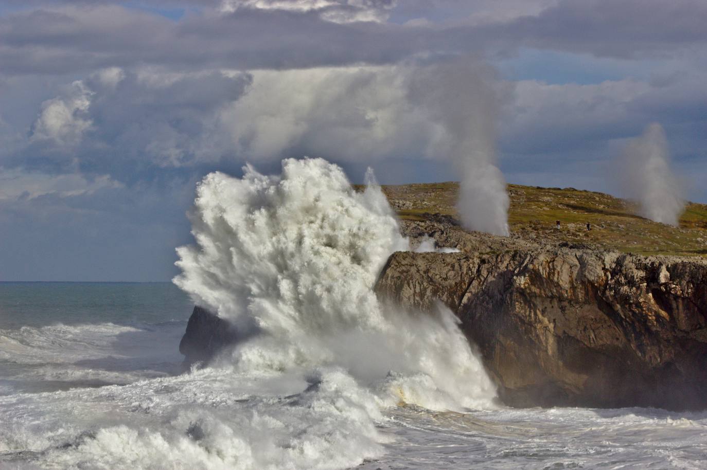 Estas cien imágenes son una selección de las fotografías captadas por los asturianos a lo largo de este año y que optaron a formar parte del calendario 'Escenas de Asturias', el concurso convocado por EL COMERCIO con el patrocinio del grupo El Gaitero. 