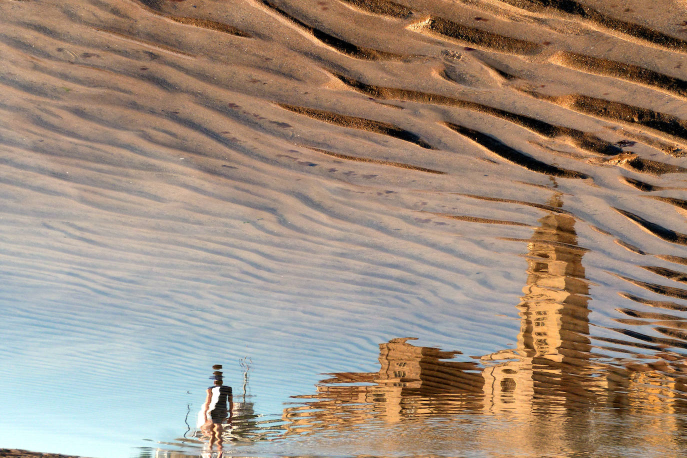 Estas cien imágenes son una selección de las fotografías captadas por los asturianos a lo largo de este año y que optaron a formar parte del calendario 'Escenas de Asturias', el concurso convocado por EL COMERCIO con el patrocinio del grupo El Gaitero. 