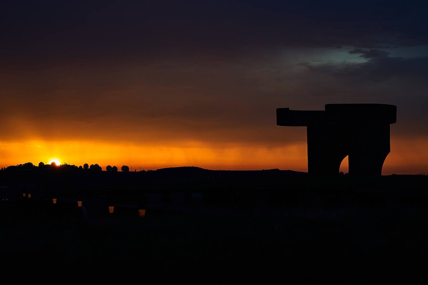 Estas cien imágenes son una selección de las fotografías captadas por los asturianos a lo largo de este año y que optaron a formar parte del calendario 'Escenas de Asturias', el concurso convocado por EL COMERCIO con el patrocinio del grupo El Gaitero. 