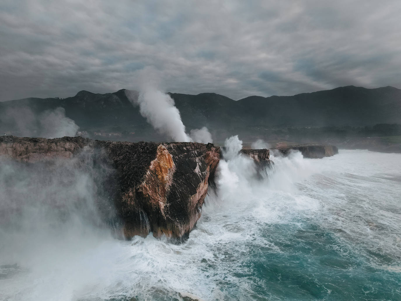 Estas cien imágenes son una selección de las fotografías captadas por los asturianos a lo largo de este año y que optaron a formar parte del calendario 'Escenas de Asturias', el concurso convocado por EL COMERCIO con el patrocinio del grupo El Gaitero. 