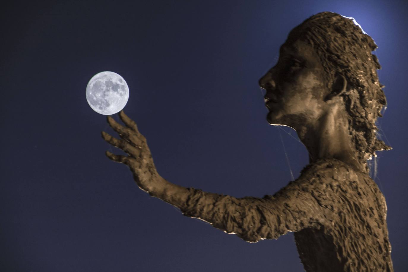 Estas cien imágenes son una selección de las fotografías captadas por los asturianos a lo largo de este año y que optaron a formar parte del calendario 'Escenas de Asturias', el concurso convocado por EL COMERCIO con el patrocinio del grupo El Gaitero. 