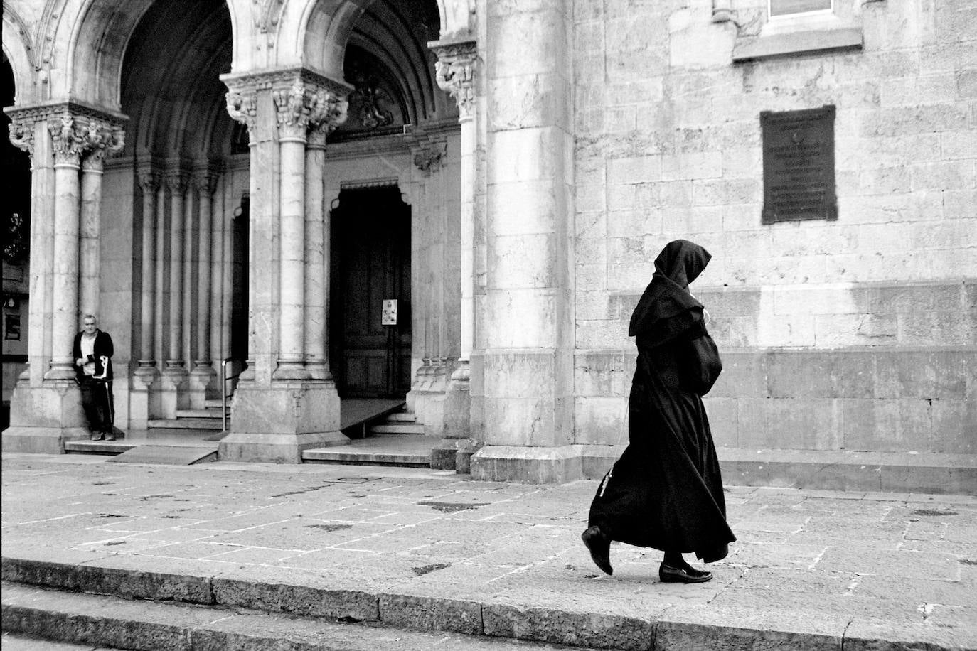 Estas cien imágenes son una selección de las fotografías captadas por los asturianos a lo largo de este año y que optaron a formar parte del calendario 'Escenas de Asturias', el concurso convocado por EL COMERCIO con el patrocinio del grupo El Gaitero. 