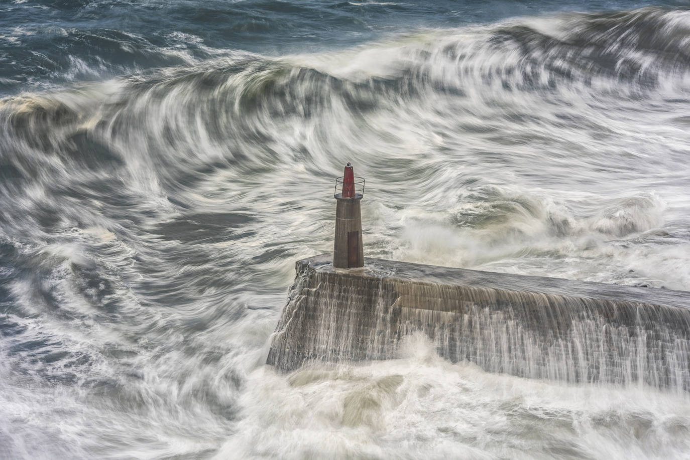 Estas cien imágenes son una selección de las fotografías captadas por los asturianos a lo largo de este año y que optaron a formar parte del calendario 'Escenas de Asturias', el concurso convocado por EL COMERCIO con el patrocinio del grupo El Gaitero. 