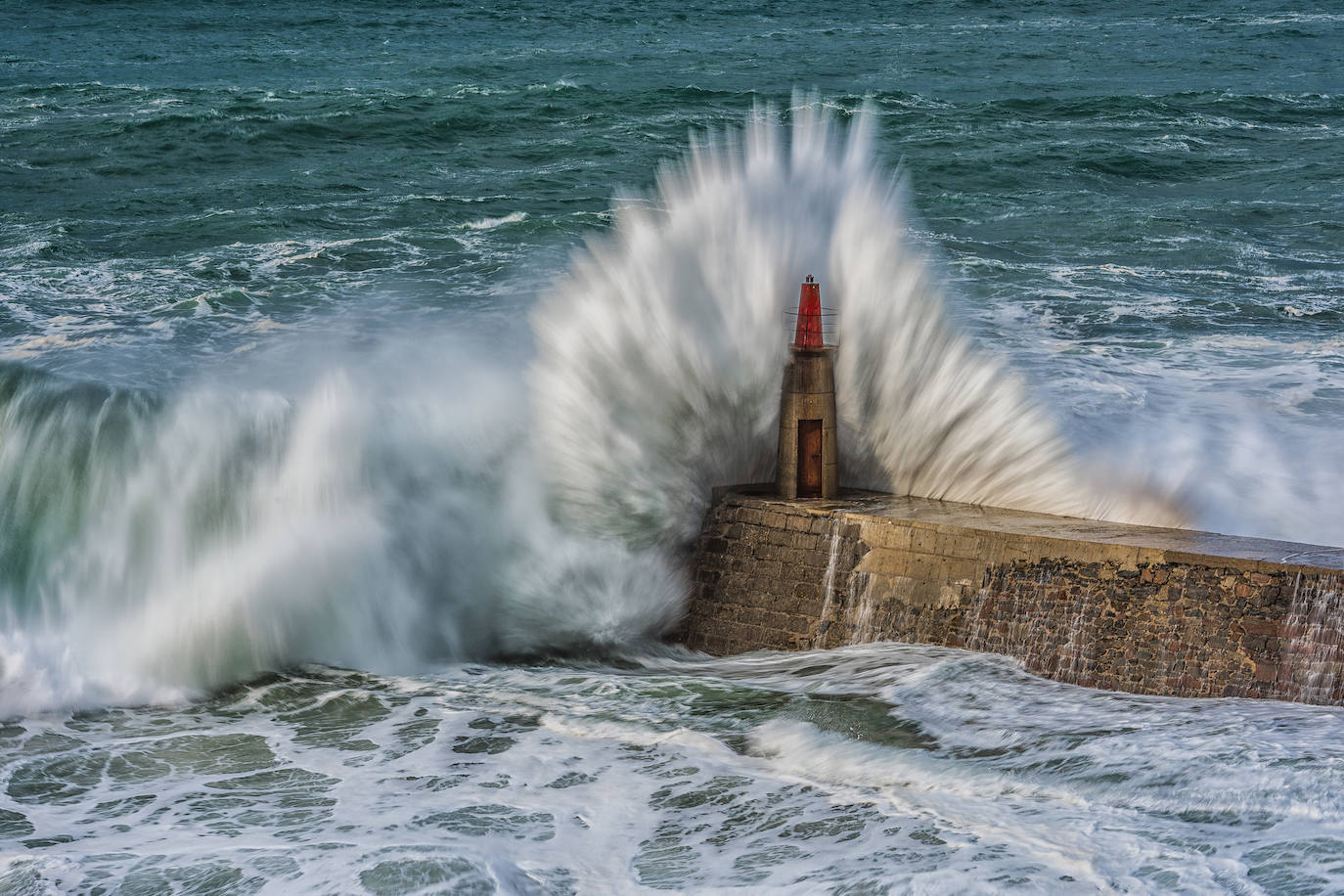 Estas cien imágenes son una selección de las fotografías captadas por los asturianos a lo largo de este año y que optaron a formar parte del calendario 'Escenas de Asturias', el concurso convocado por EL COMERCIO con el patrocinio del grupo El Gaitero. 
