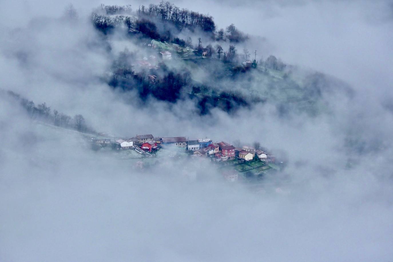 Estas cien imágenes son una selección de las fotografías captadas por los asturianos a lo largo de este año y que optaron a formar parte del calendario 'Escenas de Asturias', el concurso convocado por EL COMERCIO con el patrocinio del grupo El Gaitero. 