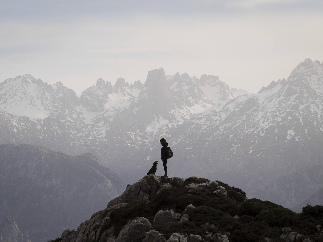 Estas cien imágenes son una selección de las fotografías captadas por los asturianos a lo largo de este año y que optaron a formar parte del calendario 'Escenas de Asturias', el concurso convocado por EL COMERCIO con el patrocinio del grupo El Gaitero. 