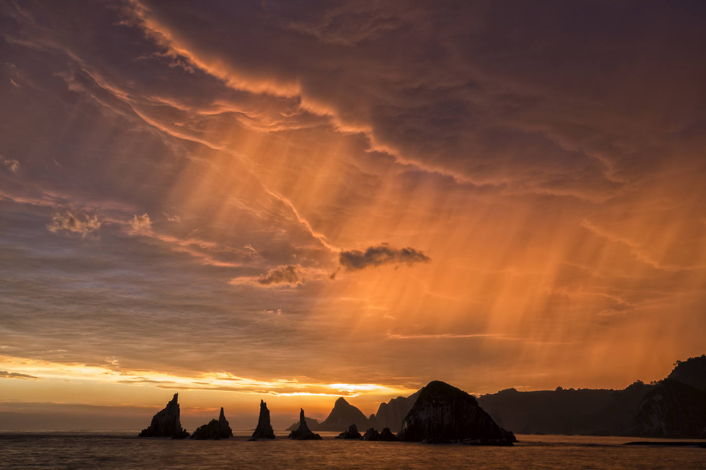 Estas cien imágenes son una selección de las fotografías captadas por los asturianos a lo largo de este año y que optaron a formar parte del calendario 'Escenas de Asturias', el concurso convocado por EL COMERCIO con el patrocinio del grupo El Gaitero. 