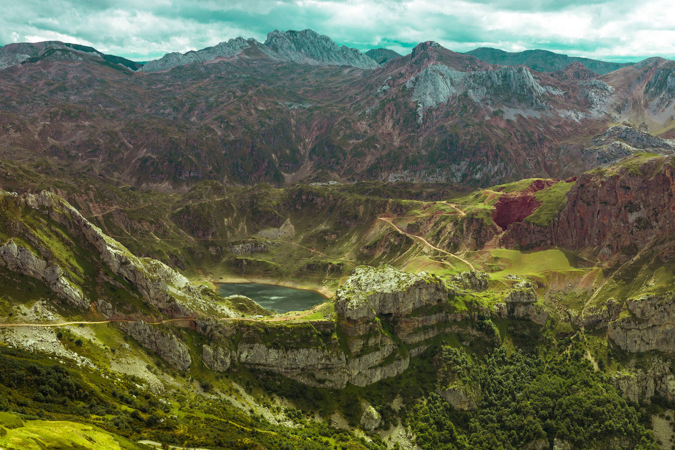 Estas cien imágenes son una selección de las fotografías captadas por los asturianos a lo largo de este año y que optaron a formar parte del calendario 'Escenas de Asturias', el concurso convocado por EL COMERCIO con el patrocinio del grupo El Gaitero. 