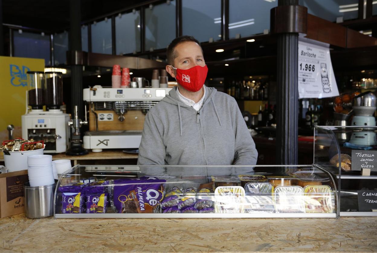 Pepe Abad, al frente del Café Bariloche, en El Parchís. 
