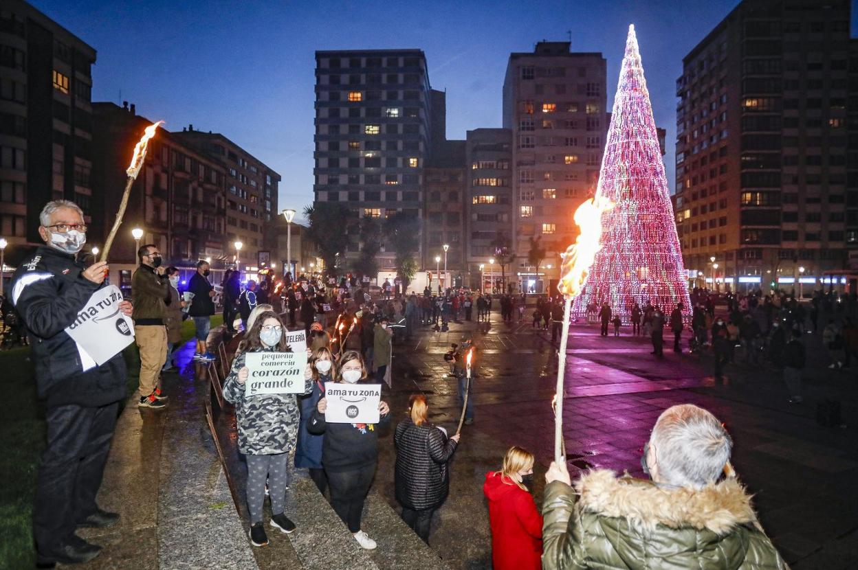 Antorchas encendidas en la protesta del sábado organizada por Hostelería con Conciencia en el Náutico, en Gijón. 