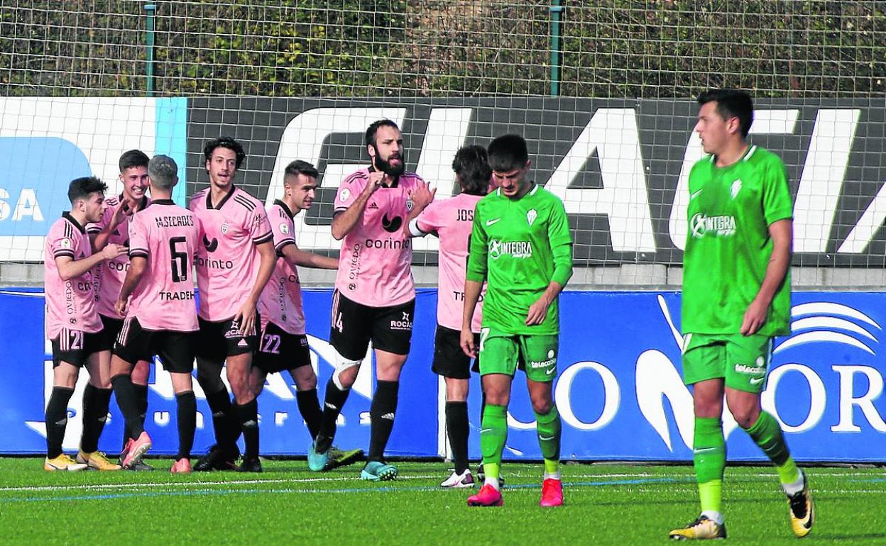 Covadonga celebra su primer gol, con el sportinguista Marcos Trabanco cabizbajo. 