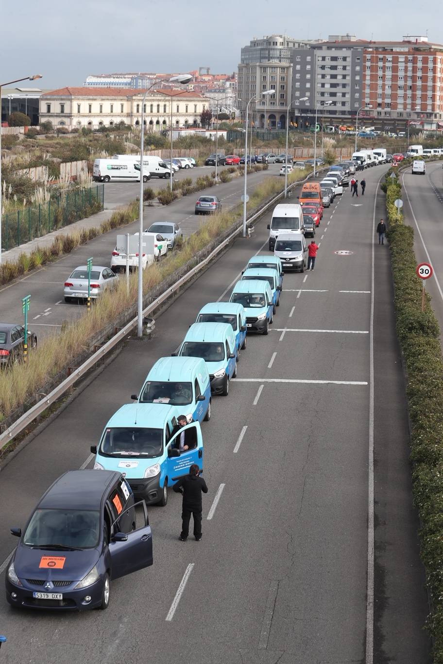 La hostelería intensifica sus movilizaciones. Hoy, una caravana a la que se han sumado también los proveedores del sector, ha colapsado el centro de Gijón en protesta por una situación «angustiosa e inaguantable».