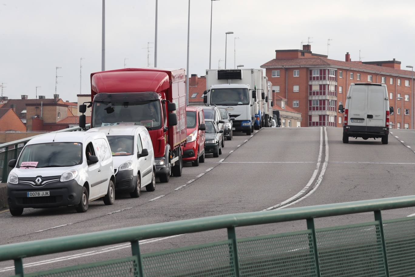 La hostelería intensifica sus movilizaciones. Hoy, una caravana a la que se han sumado también los proveedores del sector, ha colapsado el centro de Gijón en protesta por una situación «angustiosa e inaguantable».