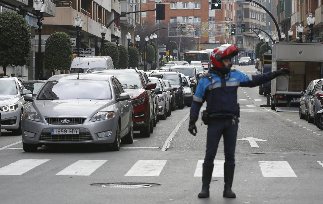 La hostelería intensifica sus movilizaciones. Hoy, una caravana a la que se han sumado también los proveedores del sector, ha colapsado el centro de Gijón en protesta por una situación «angustiosa e inaguantable».