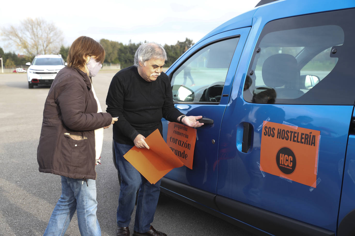 La hostelería intensifica sus movilizaciones. Hoy, una caravana a la que se han sumado también los proveedores del sector, ha colapsado el centro de Gijón en protesta por una situación «angustiosa e inaguantable».