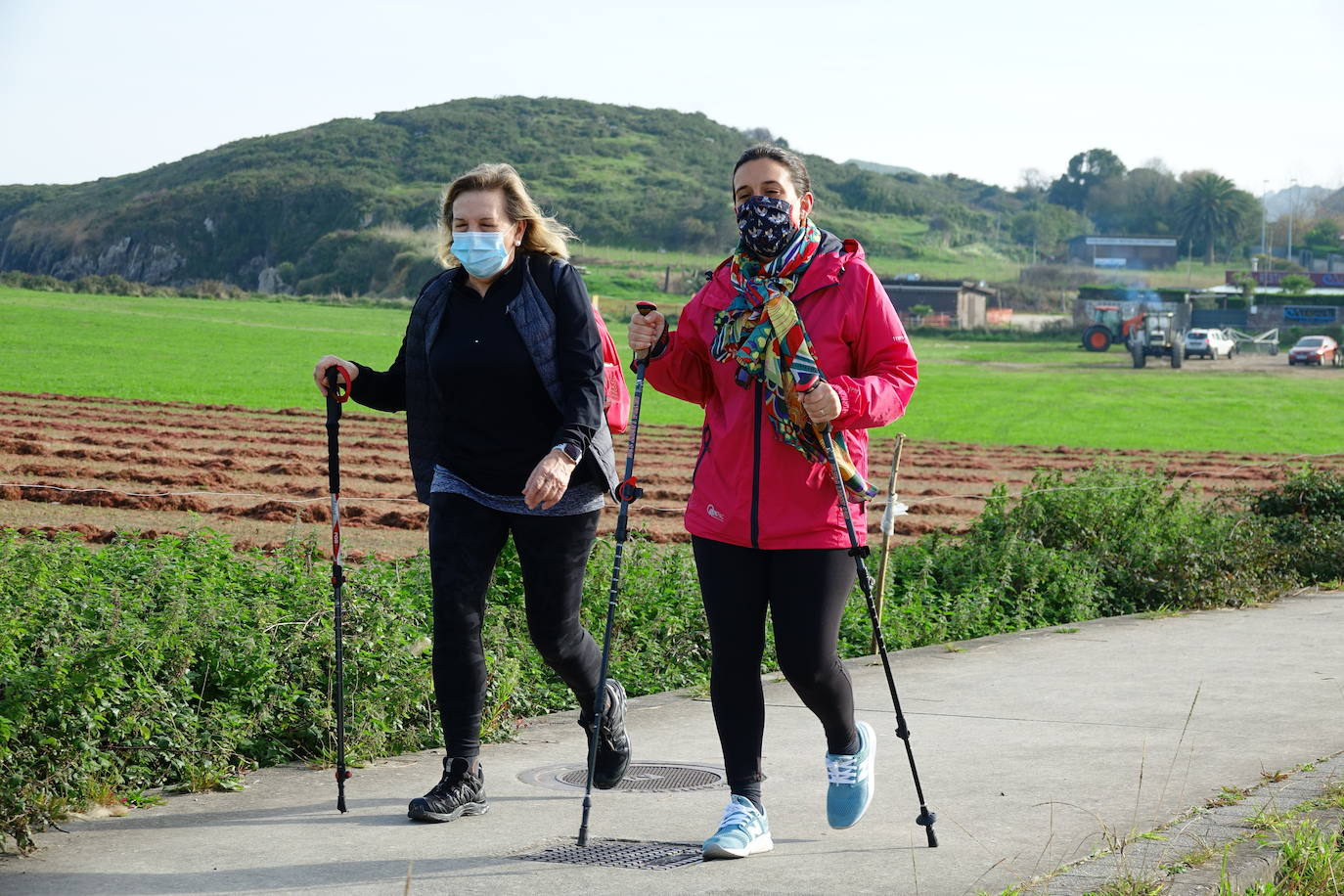 Más de medio centenar de hosteleros de Llanes se han reunido este martes para realizar una caminata de 22 kilómetros desde la villa hasta Nueva, pasando por Posada, para pedir su reapertura, tras casi un mes cerrados a causa de la segunda ola del coronavirus. «Necesitamos volver a trabajar, Llanes vive del turismo», reclamaban algunos participantes. 