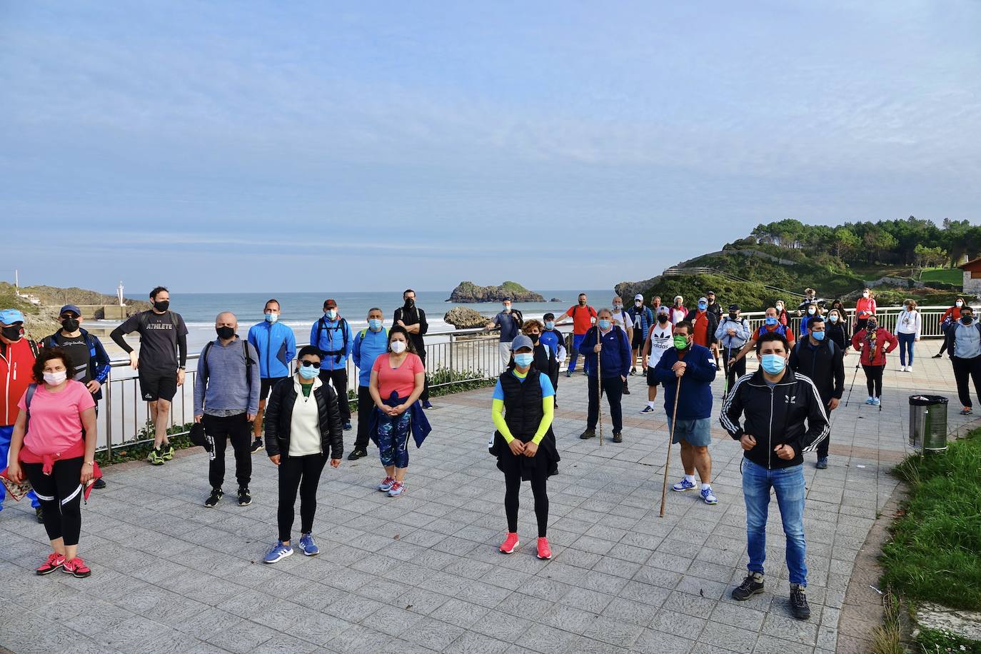 Más de medio centenar de hosteleros de Llanes se han reunido este martes para realizar una caminata de 22 kilómetros desde la villa hasta Nueva, pasando por Posada, para pedir su reapertura, tras casi un mes cerrados a causa de la segunda ola del coronavirus. «Necesitamos volver a trabajar, Llanes vive del turismo», reclamaban algunos participantes. 