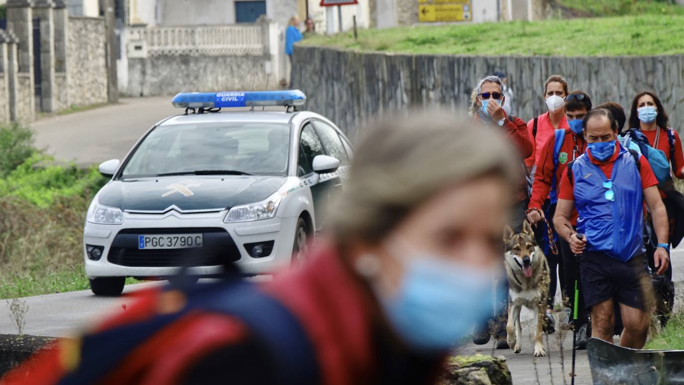 Más de medio centenar de hosteleros de Llanes se han reunido este martes para realizar una caminata de 22 kilómetros desde la villa hasta Nueva, pasando por Posada, para pedir su reapertura, tras casi un mes cerrados a causa de la segunda ola del coronavirus. «Necesitamos volver a trabajar, Llanes vive del turismo», reclamaban algunos participantes. 