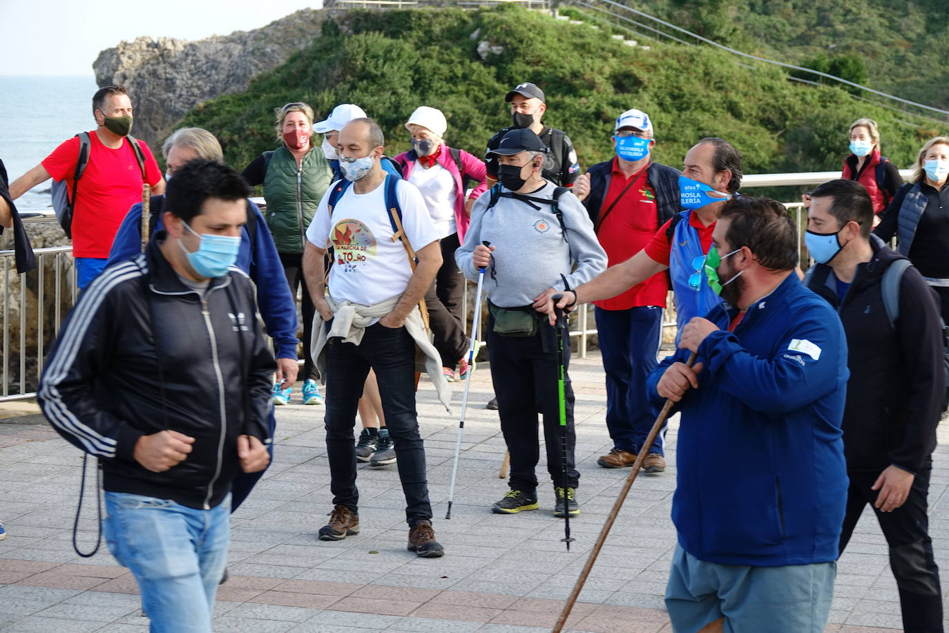 Más de medio centenar de hosteleros de Llanes se han reunido este martes para realizar una caminata de 22 kilómetros desde la villa hasta Nueva, pasando por Posada, para pedir su reapertura, tras casi un mes cerrados a causa de la segunda ola del coronavirus. «Necesitamos volver a trabajar, Llanes vive del turismo», reclamaban algunos participantes. 