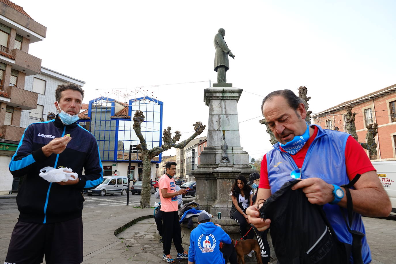 Más de medio centenar de hosteleros de Llanes se han reunido este martes para realizar una caminata de 22 kilómetros desde la villa hasta Nueva, pasando por Posada, para pedir su reapertura, tras casi un mes cerrados a causa de la segunda ola del coronavirus. «Necesitamos volver a trabajar, Llanes vive del turismo», reclamaban algunos participantes. 
