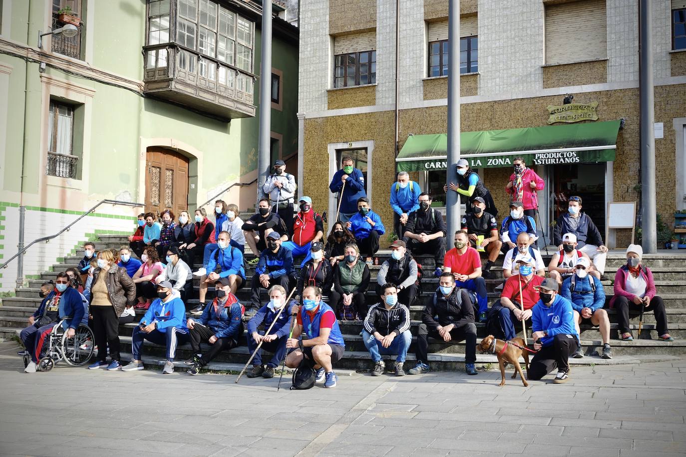 Más de medio centenar de hosteleros de Llanes se han reunido este martes para realizar una caminata de 22 kilómetros desde la villa hasta Nueva, pasando por Posada, para pedir su reapertura, tras casi un mes cerrados a causa de la segunda ola del coronavirus. «Necesitamos volver a trabajar, Llanes vive del turismo», reclamaban algunos participantes. 