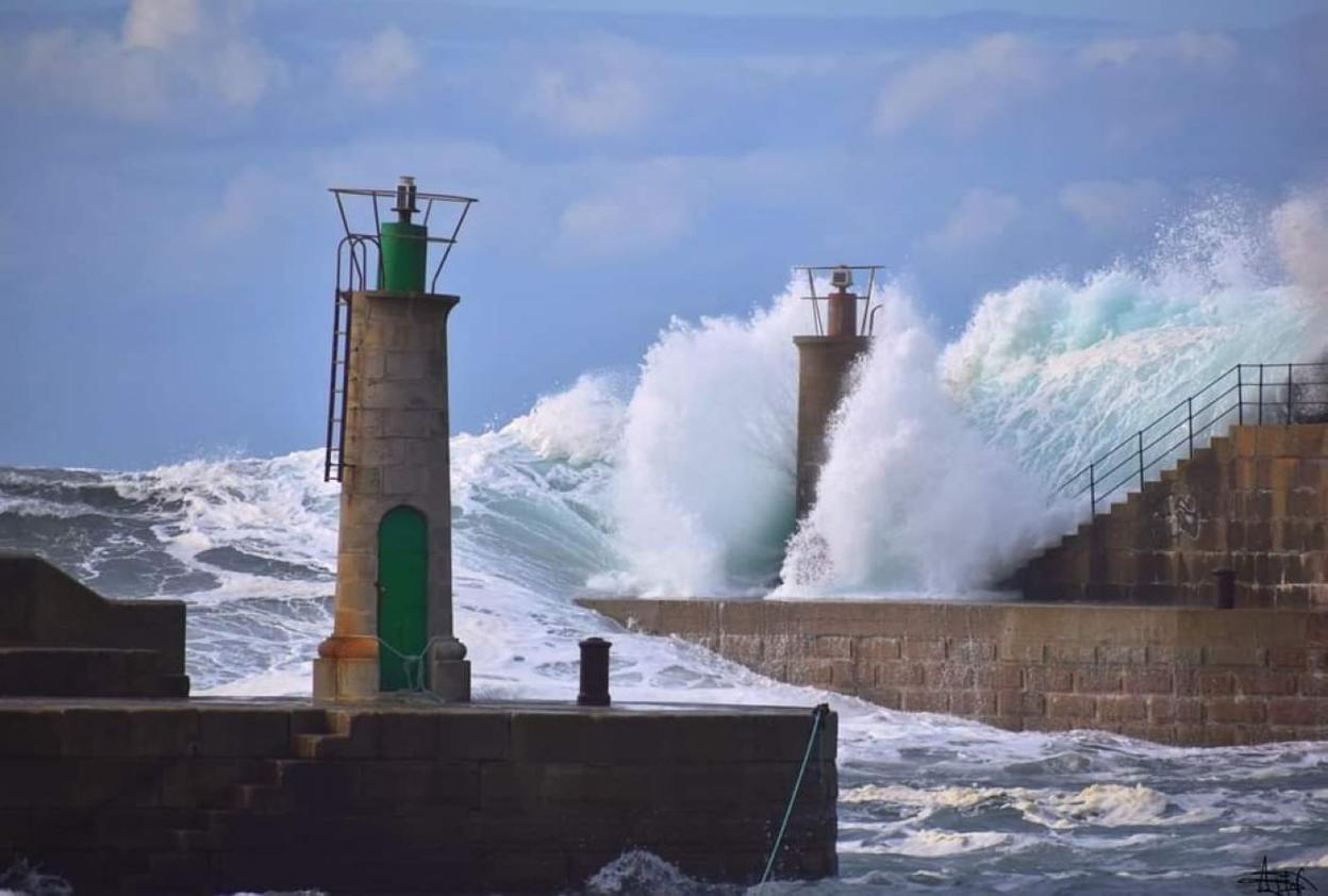 Fuerte oleaje en el puerto de Tapia. 