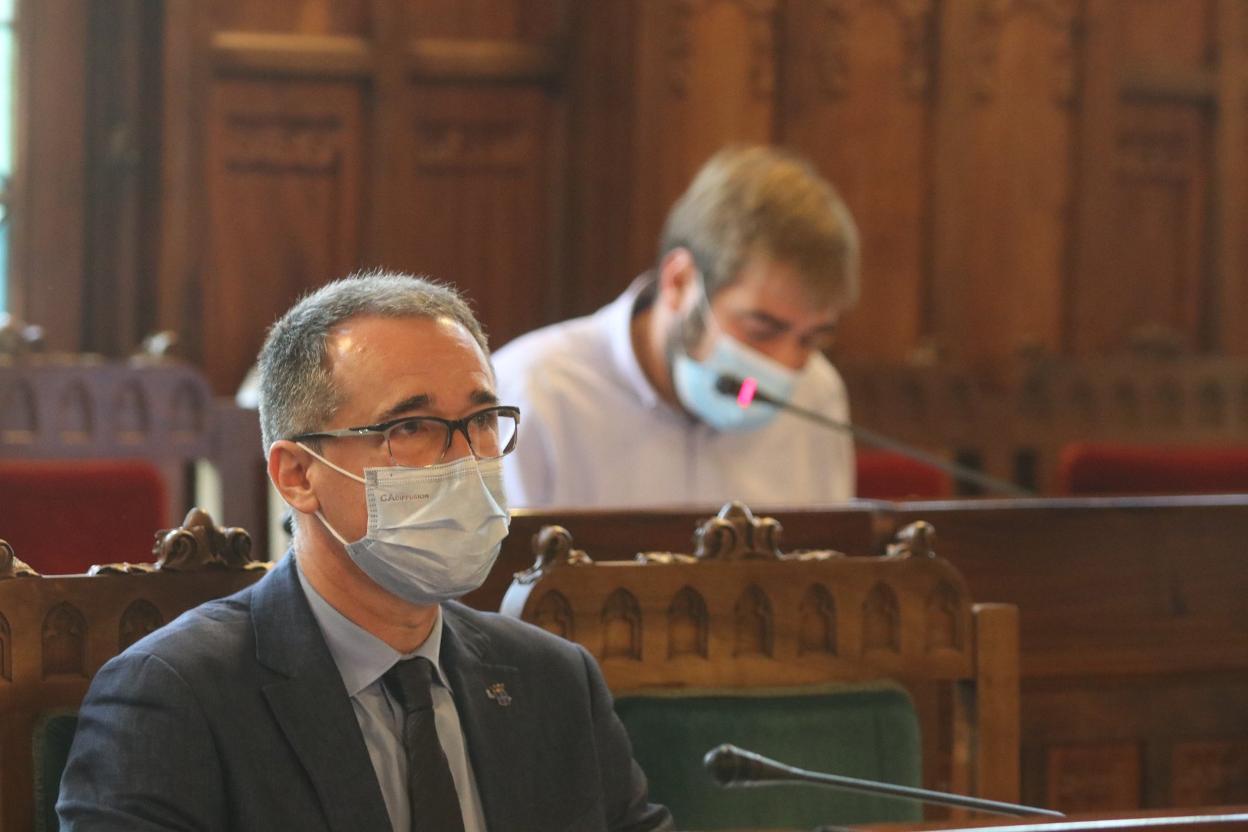 El consejero de Salud, Pablo Fernández, en la comisión de Sanidad de la Junta General del Principado. 