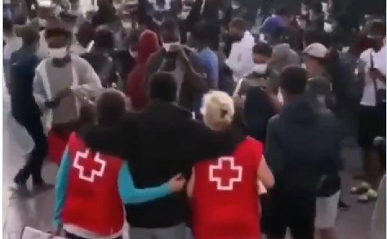 Cruz Roja investiga una celebración de voluntarios junto a inmigrantes llegados a Canarias