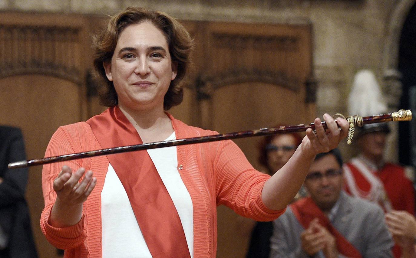 La caldesa de Barcelona, Ada Colau, en 2015 se convirtió en la primera mujer en ocupar el cargo y fue reelegida en 2019. 