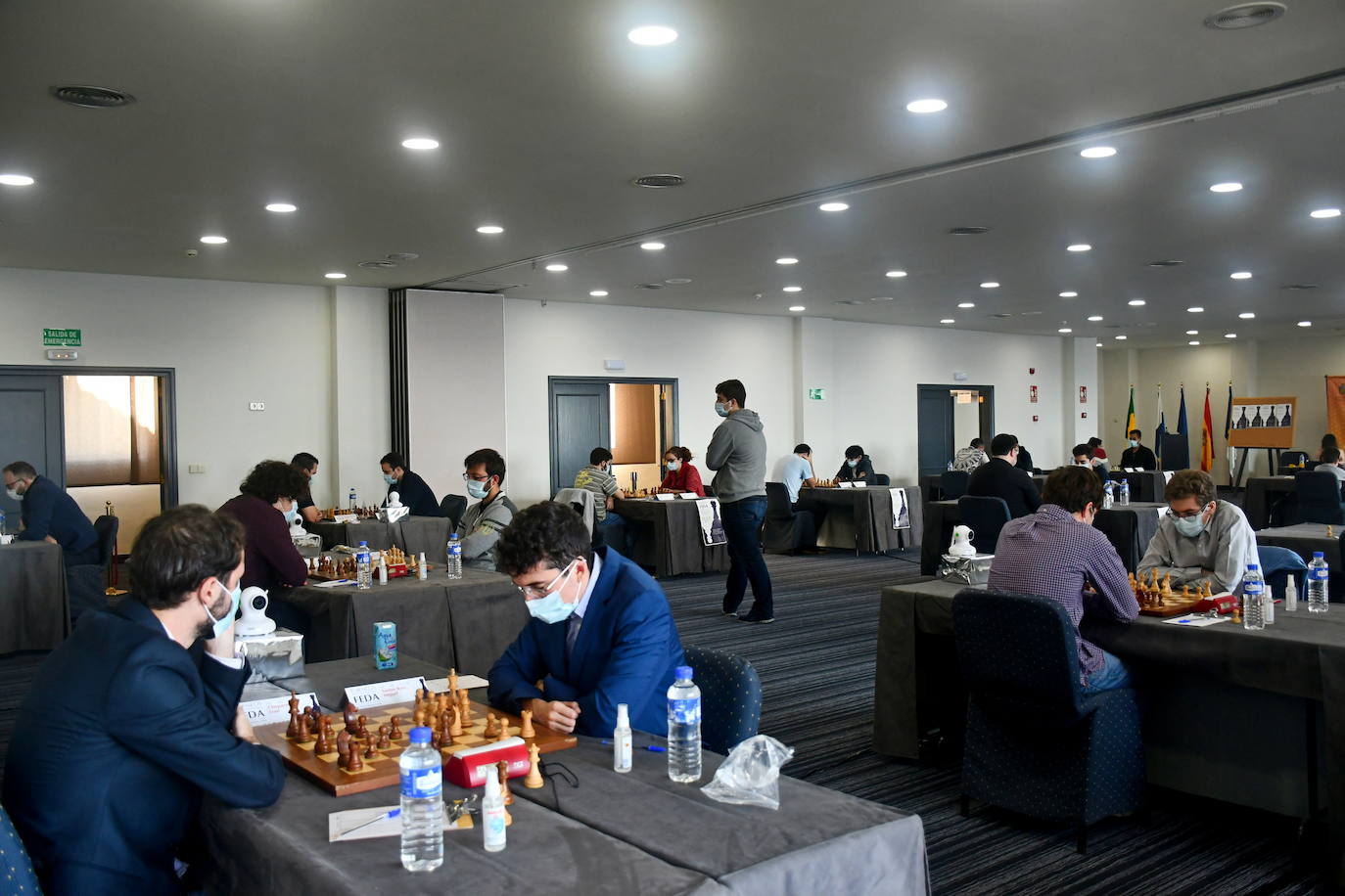 La amplia sala de juego, con Iván Cheparínov y Miguel Santos en primer término y, a la derecha, David Antón