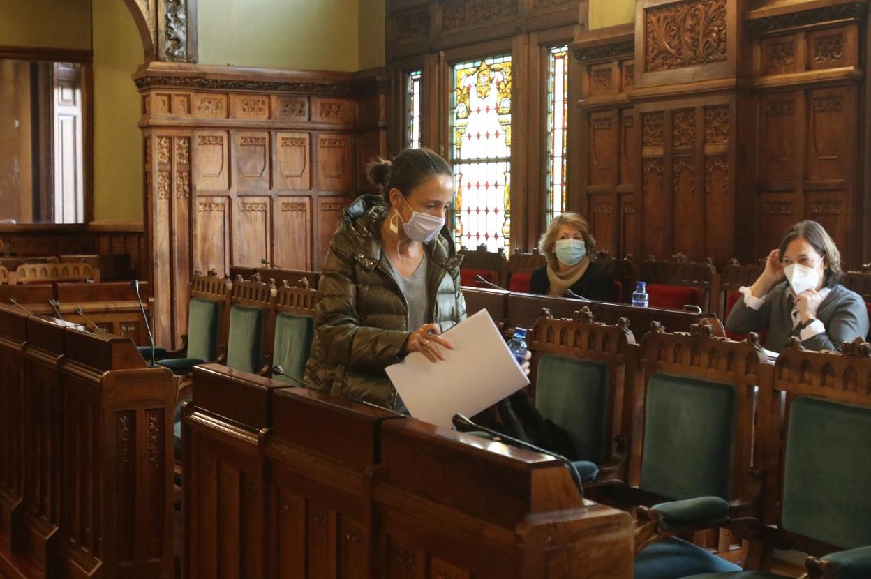 La consejera Melania Álvarez, antes de iniciar la comparecencia en la Junta General. 