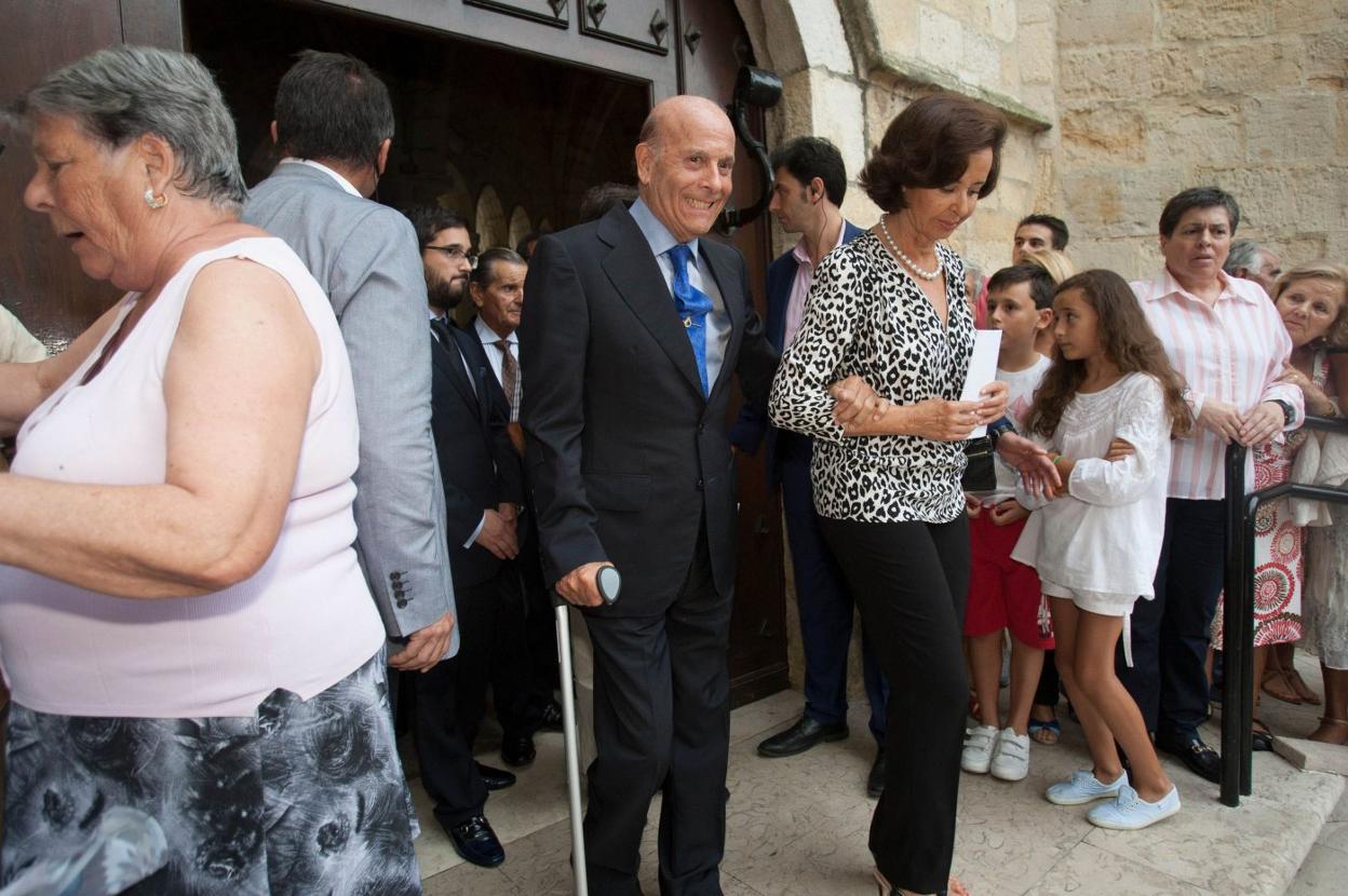 El expresidente y su esposa, en el funeral de Emilio Botín.. 