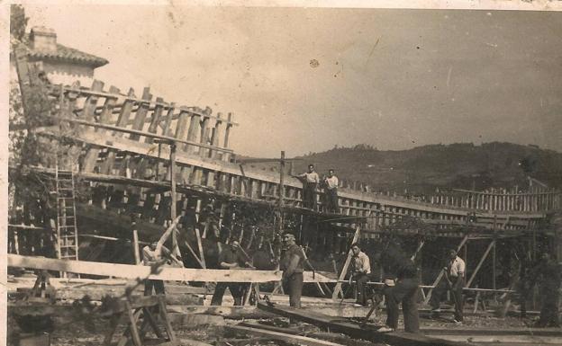 Imagen principal - Construcción de la barcaza Nalón / Un grupo de carboneros / Un barco de carbón en El Puntal. 