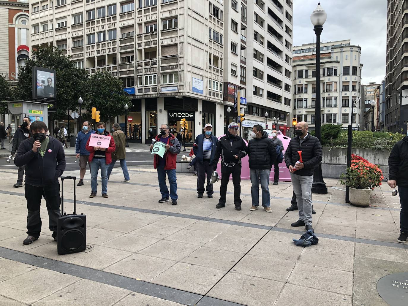 Representantes de la plataforma Hostelería con Conciencia se han concentrado en el centro de Gijón para pedir a las administraciones central, autonómica y local que les ayuden a hacer frente a los costes que tienen que soportar