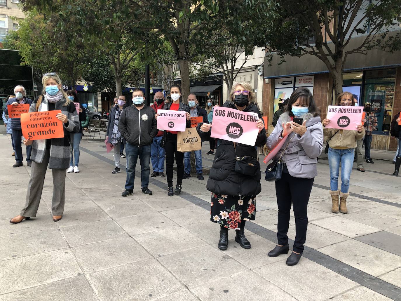 Representantes de la plataforma Hostelería con Conciencia se han concentrado en el centro de Gijón para pedir a las administraciones central, autonómica y local que les ayuden a hacer frente a los costes que tienen que soportar