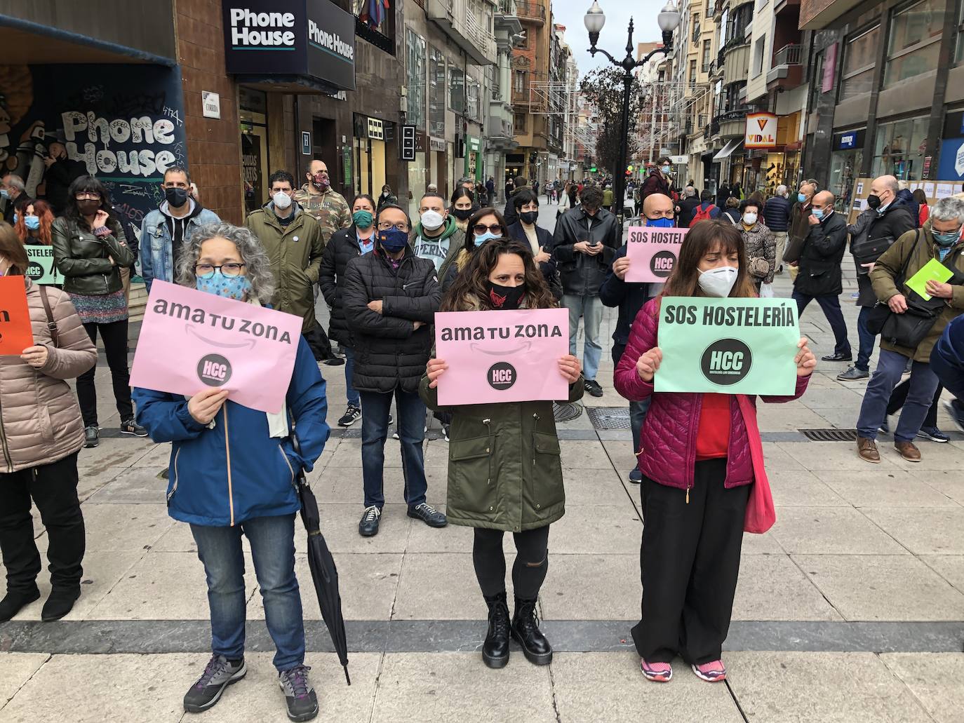 Representantes de la plataforma Hostelería con Conciencia se han concentrado en el centro de Gijón para pedir a las administraciones central, autonómica y local que les ayuden a hacer frente a los costes que tienen que soportar