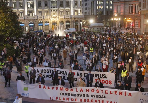 Protesta convocada por Otea a finales de octubre en Oviedo. En el vídeo: Nueva protesta de los hosteleros en Oviedo