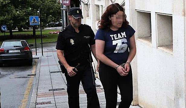 La acusada entrando en el juzgado de Pola de Siero