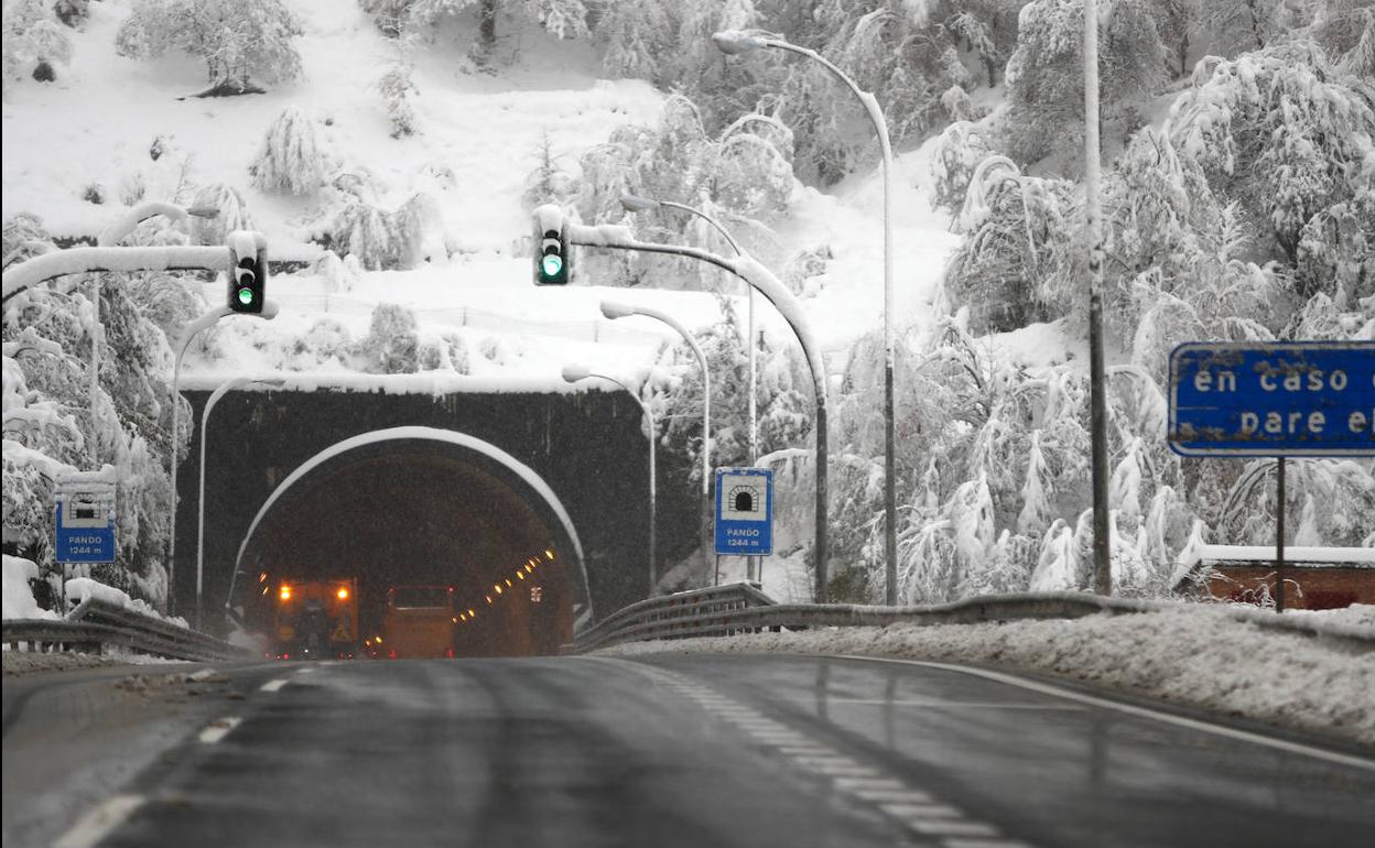 Asturias se prepara para el azote de 'Dora', que dejará hasta 40 centímetros de nieve en el Huerna