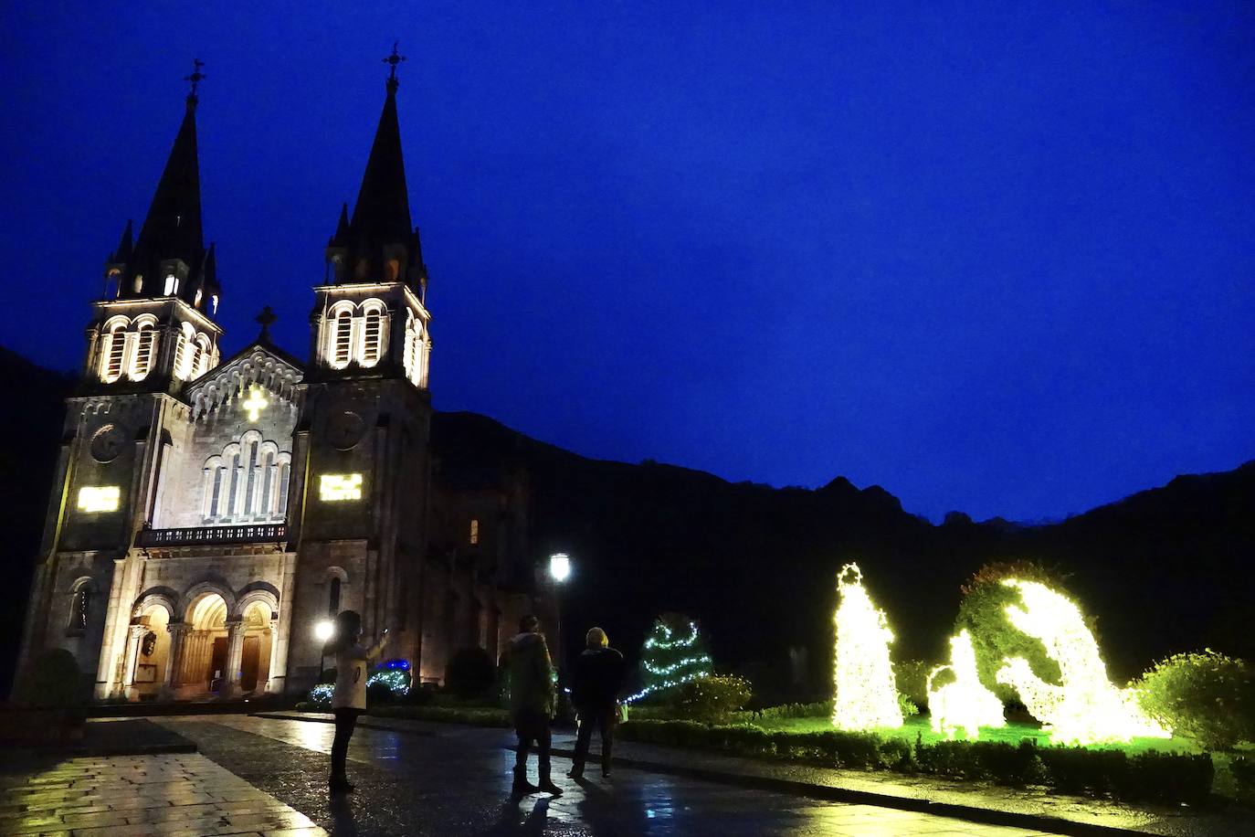 El Real Sitio inaugura las fiestas con un concierto de la Escolanía y la apertura del belén monumental