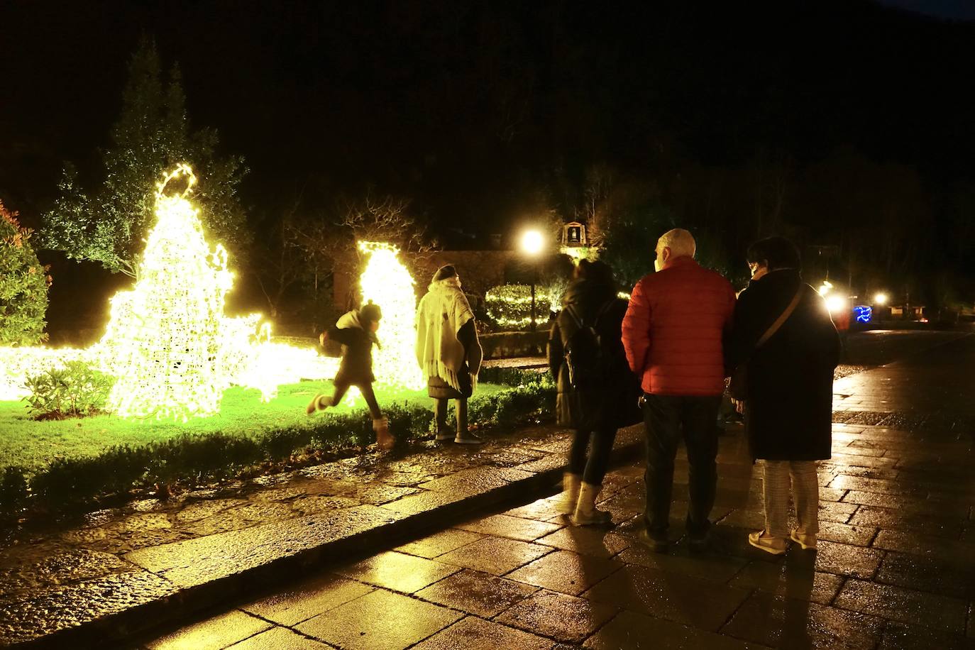 El Real Sitio inaugura las fiestas con un concierto de la Escolanía y la apertura del belén monumental