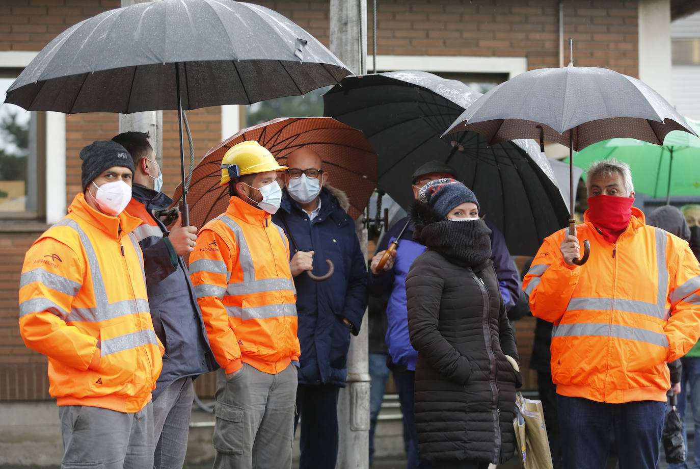 Más de un centenar de trabajadores se movilizaron a las puertas de la entrada en Sotiello de ArcelorMittal una vez que la compañía decretase ayer el cierre patronal en la acería de Gijón hasta que dure la conflictividad